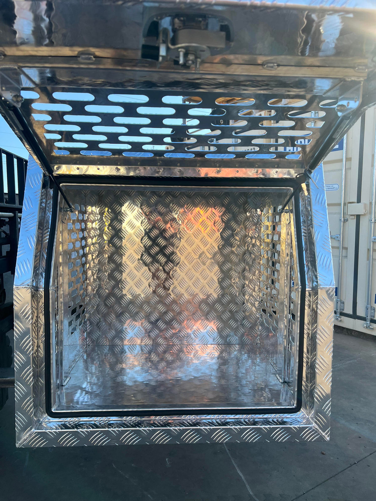 STAFFORD INDUSTRIAL DOGBOX 900MM X 1780MM X 860MM CHECKER PLATE CANOPY