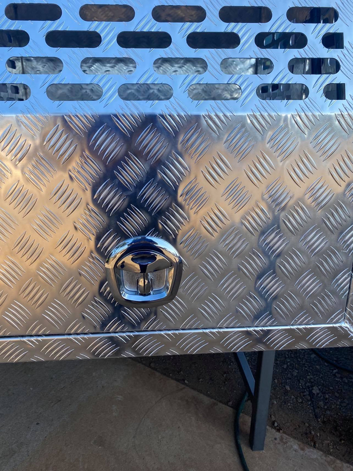 STAFFORD INDUSTRIAL DOGBOX 900MM X 1780MM X 860MM CHECKER PLATE CANOPY